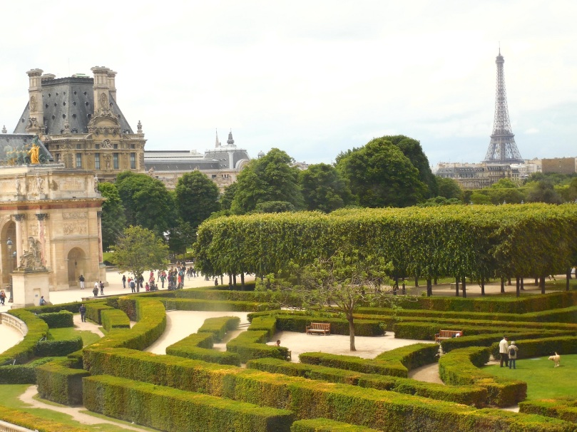 The grounds at the Louvre were tranquil and inviting.